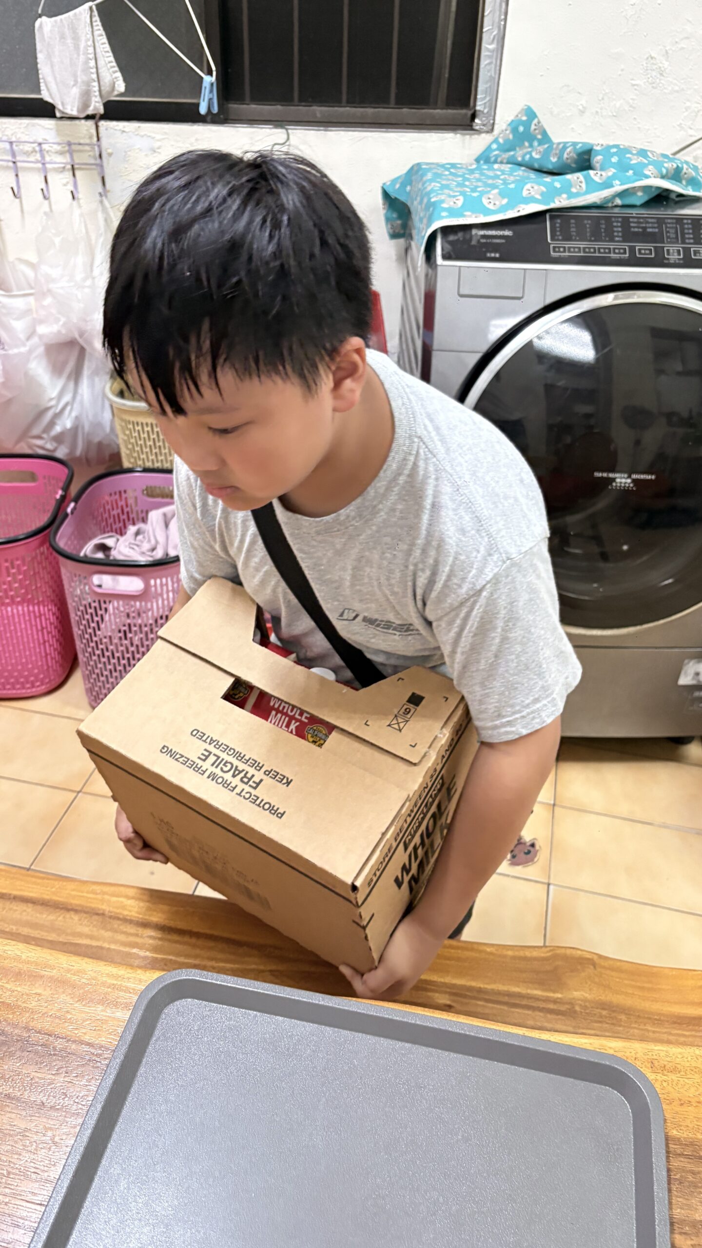 大力士搬整箱牛奶