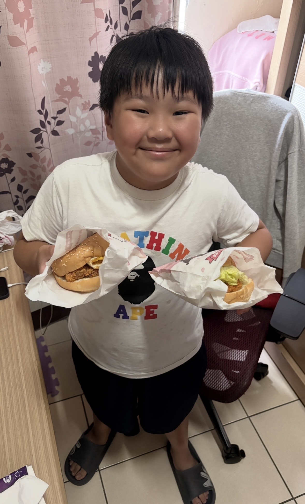 用自己零用錢偷偷買早餐給爸媽