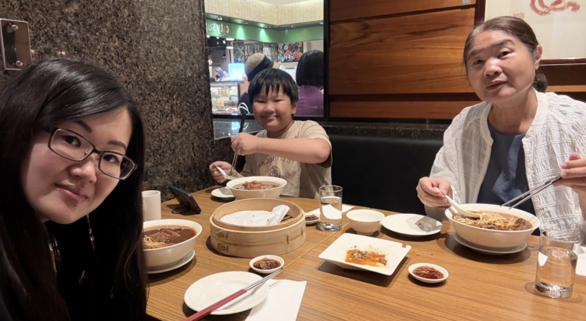 和外婆一起吃飯散步